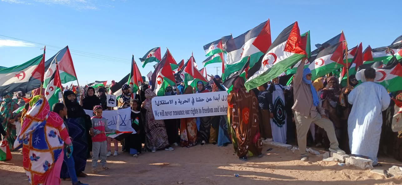 تضليل في الإعلام الجزائري.. صور من "ولاية العيون" بمخيمات تندوف جنوب الجزائر تُقدَّم على أنها احتجاجات بمدن الصحراء المغربية