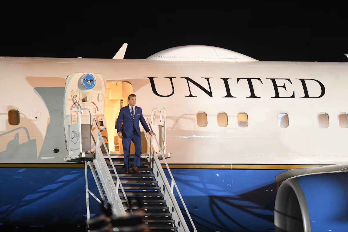  هبوط اضطراري لطائرة وزير الدفاع الأمريكي في بريطانيا تفاديا لكارثة جوية 