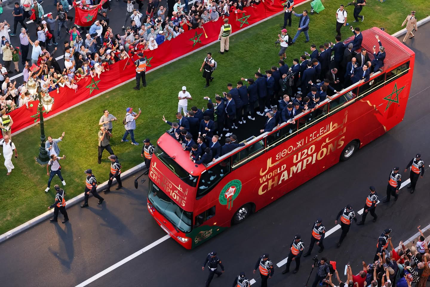  في شوارع الرباط، الجماهير المغربية تحتفي بـ"أشبال الأطلس" أبطال العالم بإنجاز مذهل 