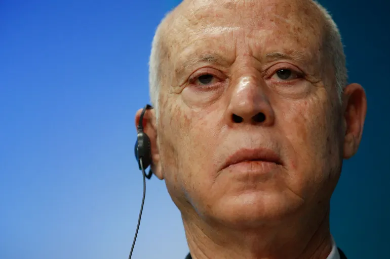 قيس سعيد يقتبس من جرير والفرزدق لمهاجمة "جيل زد".. والمعارضون يحذرون من انزلاق لغوي يزيد التوتر في تونس