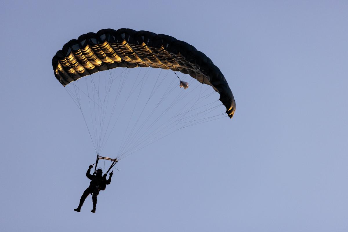 مهاجر يدخل سبتة بواسطة طائرة شراعية والسلطات الإسبانية تُحقق لإيقافه