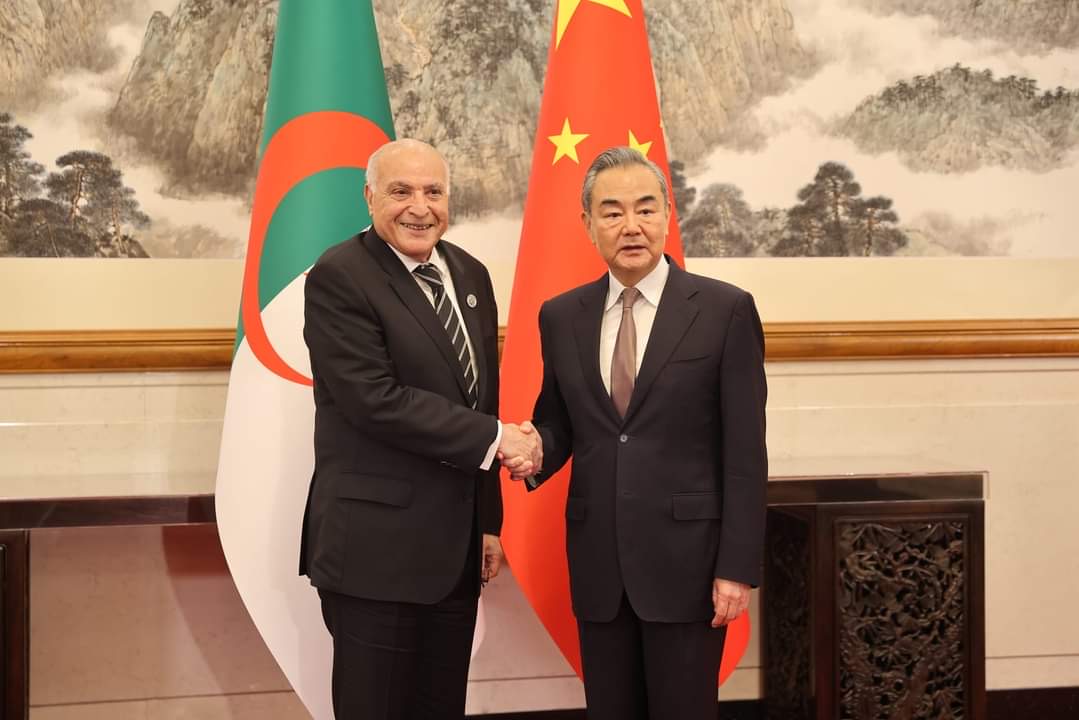 الخارجية الجزائرية: عطاف أجرى مكالمة هاتفية مع نظيره الصيني حول قضية الصحراء