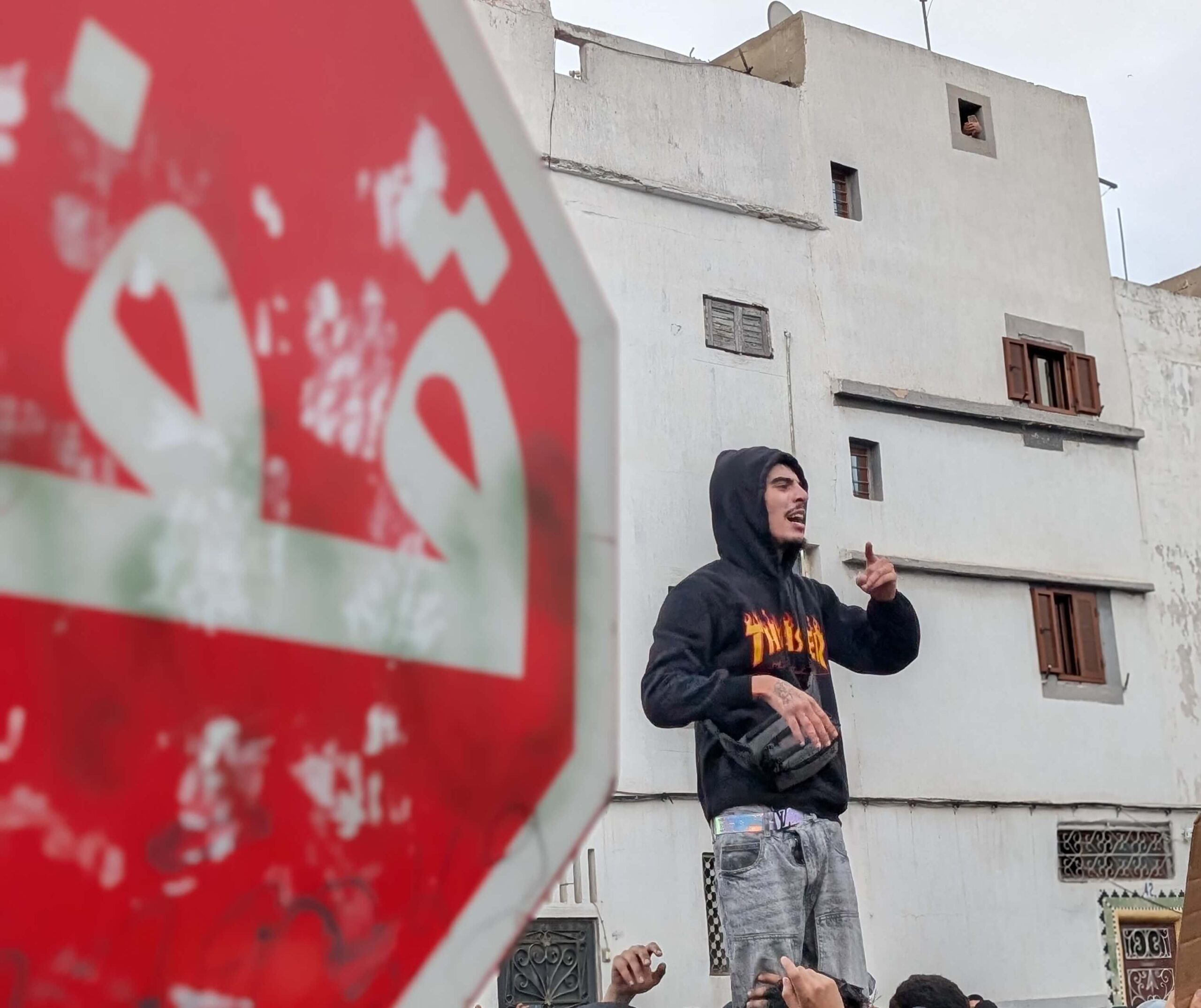 جيل Z: بيانات مُصاغة بإتقان لكن بهوية غامضة، واحتجاجات بلا قيادة تنفلت إلى الفوضى.. لماذا الإصرار على البقاء خلف الستار؟