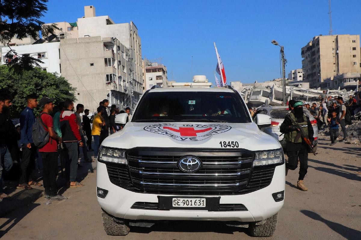 عددهم 13.. إسرائيل تتسلم آخر الرهائن الأحياء لدى "حماس"