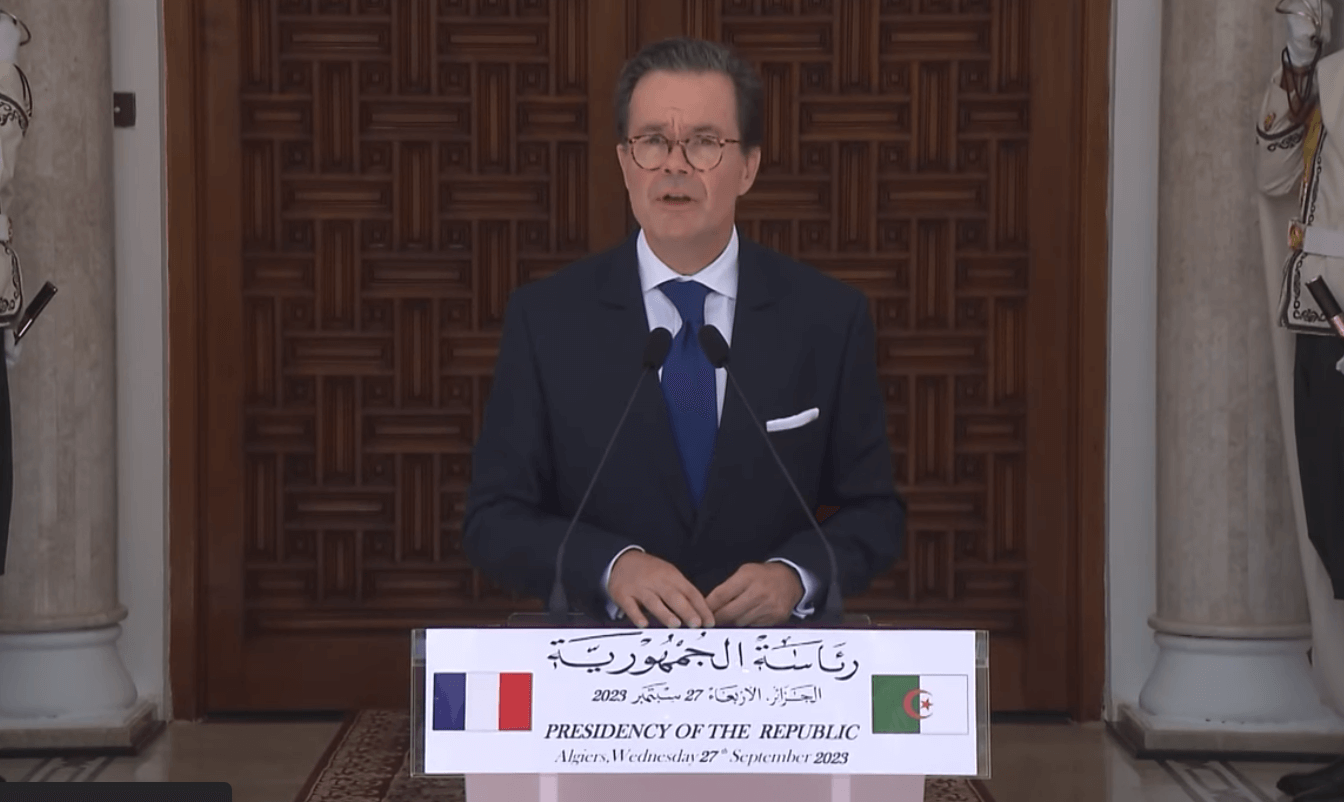 مشاركة السفير الفرنسي لدى الجزائر في إحياء ذكرى 1961.. هل هي مؤشر محتمل على تهدئة العلاقات مع باريس بعد توتر دبلوماسي طويل ؟