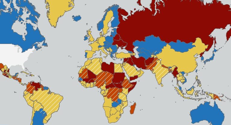رغم الاحتجاجات التي تشهدها المملكة.. الخارجية الأمريكية تُحذر من السفر إلى الجزائر أكثر من المغرب