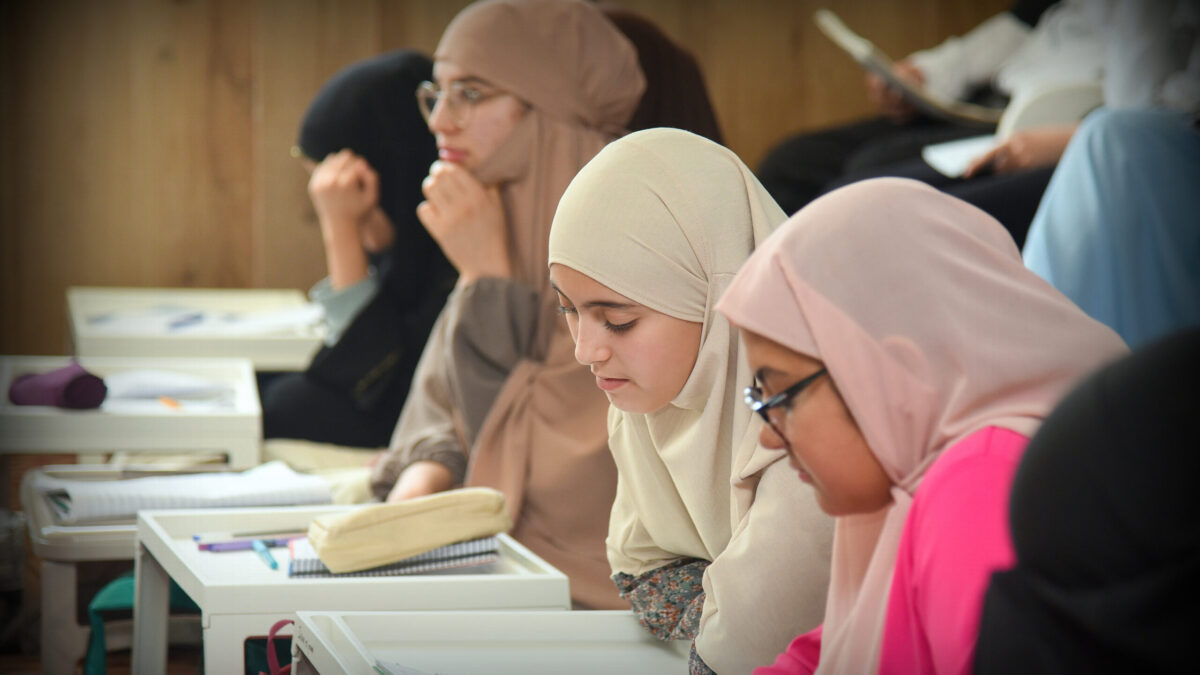 حزب "فوكس" اليميني المتطرف يضغط على حكومة كتالونيا لإنهاء برنامج تعليم اللغة العربية والثقافة المغربية الممول من الرباط بدعوى حماية الهوية الإسبانية