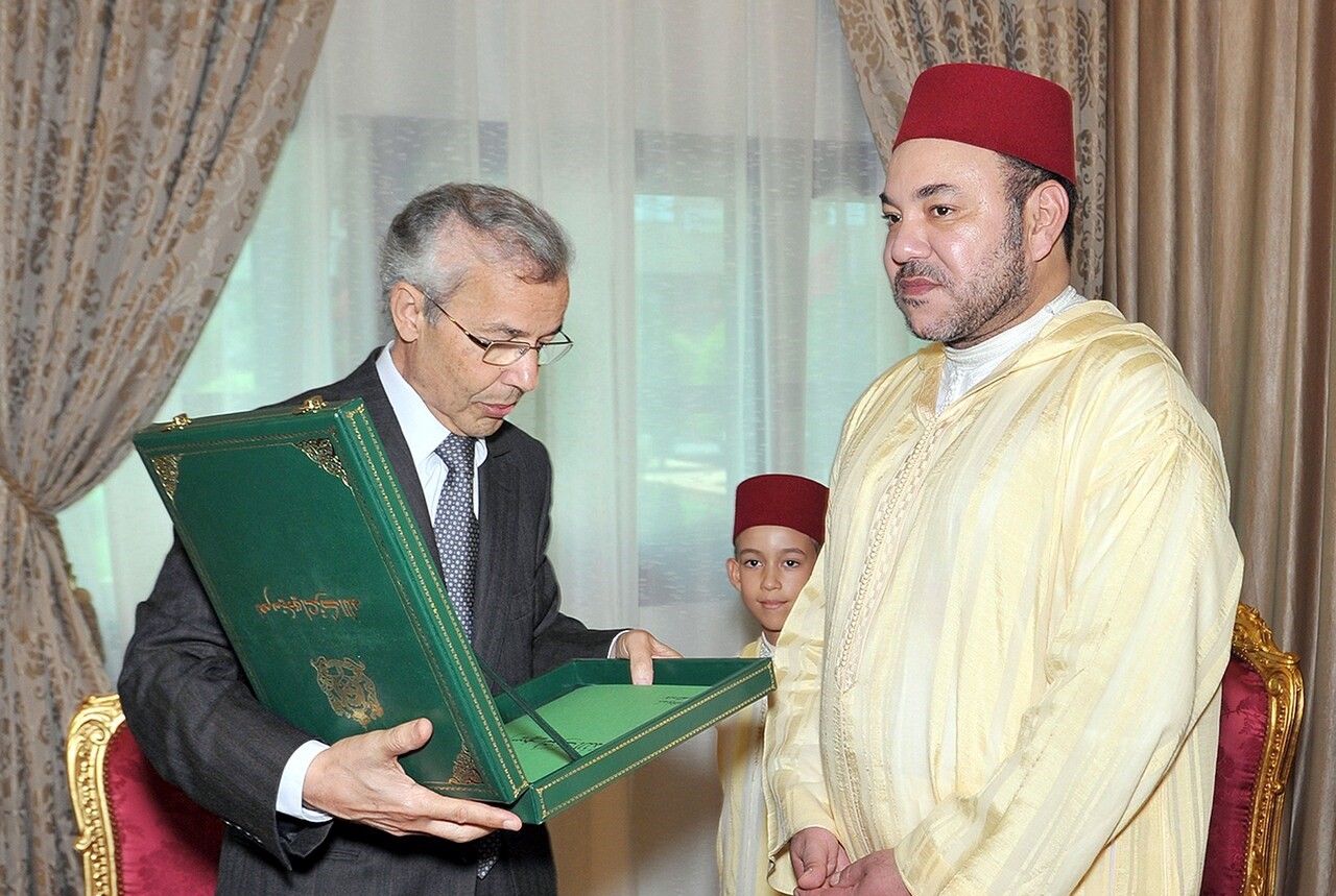 بعد "نبوءة" المنوني قبل 6 سنوات.. هل أعطى الملك إشارةً جديدة على اختيار المغرب الانتقال إلى ملكيةٍ برلمانيةٍ مستقبلا برفضه "استرجاع" سُلطة إقالة الحكومة؟