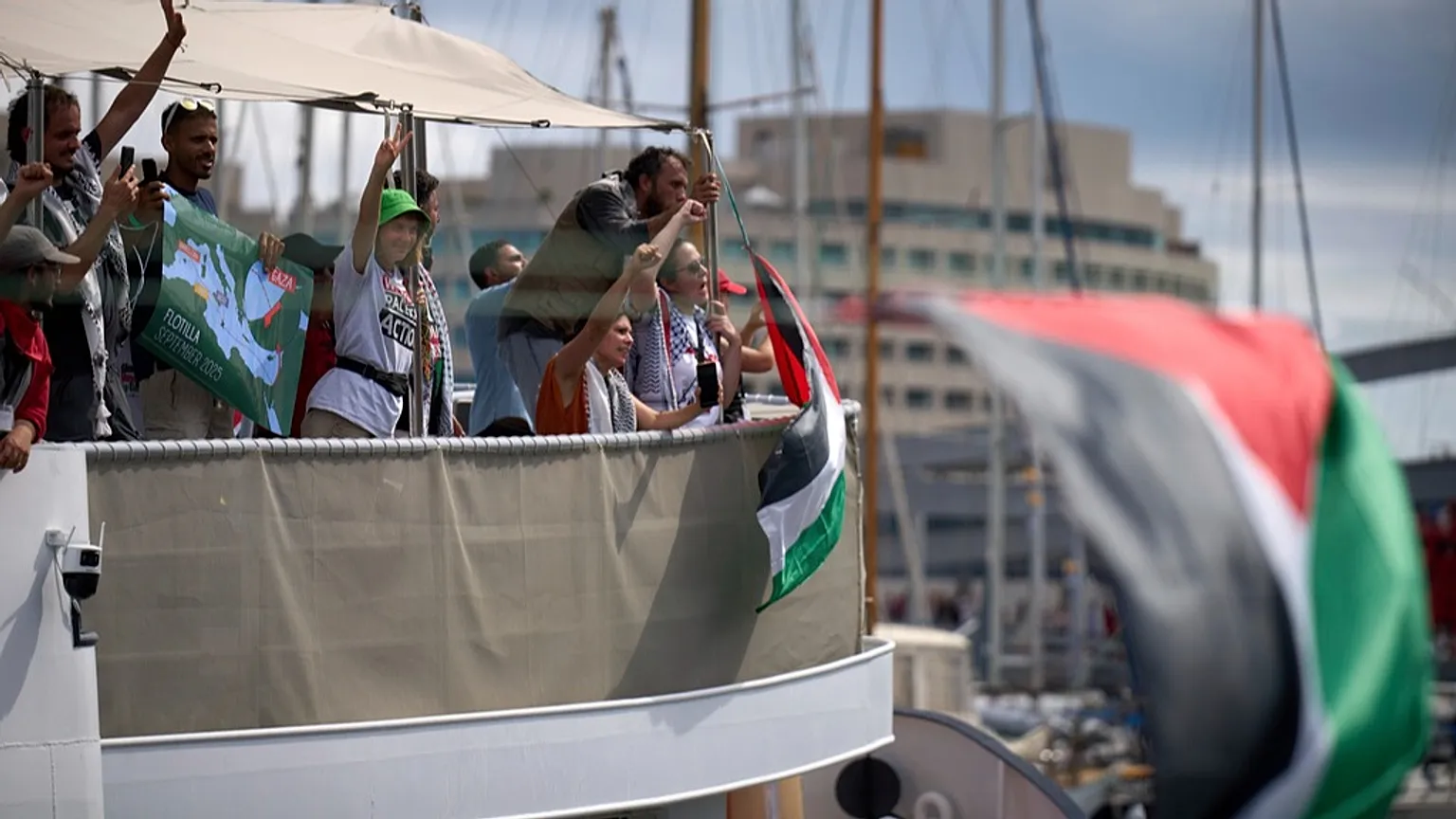 أسطول "الصمود" يعلن مواصلة رحلته إلى غزة رغم اعتراضه من طرف الجيش الإسرائيلي