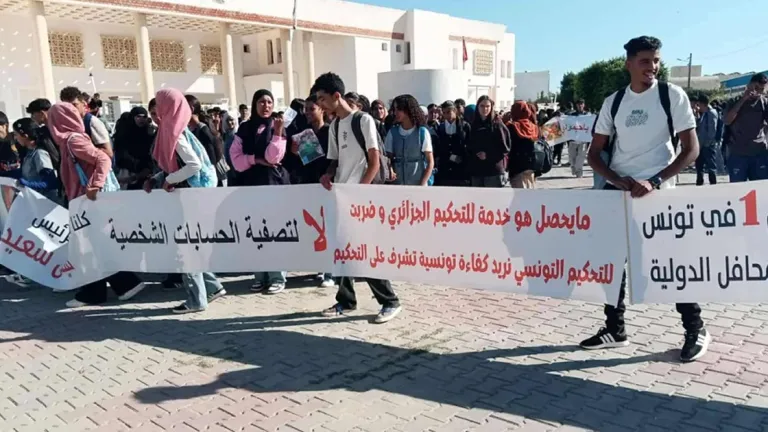  في تونس.. مسيرة احتجاجية وشعارات ضد الجزائر بسبب عدم منح حَكَم كرة قدم الشارة الدولية! 