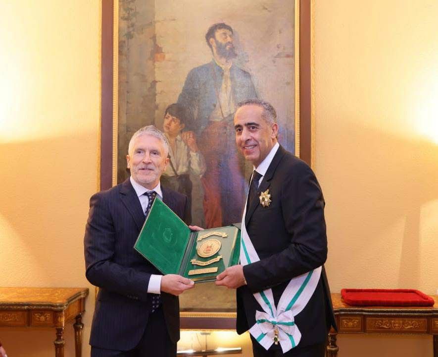 وزير الداخلية الإسباني تولى توشيحه بأسمى وسام للحرس المدني يُمنح لشخصية أجنبية.. إسبانيا تُقلد حموشي وسامَ الصليب الأكبر للاستحقاق