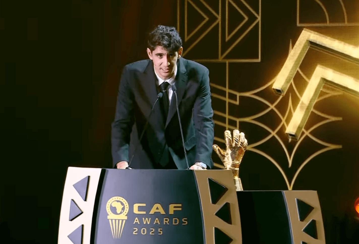 ياسين بونو يتوج بجائزة أفضل حارس مرمى في إفريقيا