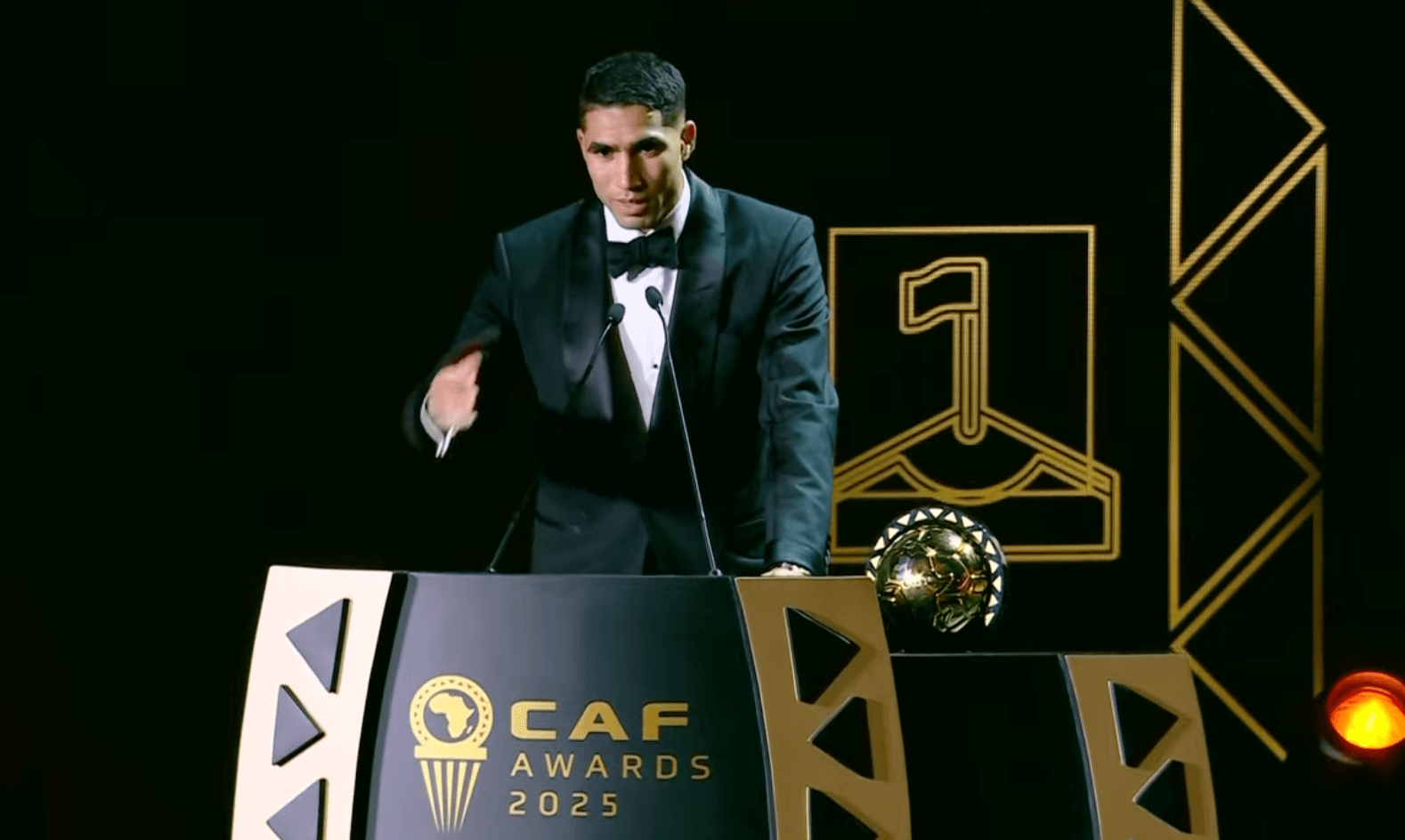 النجم المغربي أشرف حكيمي يتوج بالكرة الذهبية لأحسن لاعب في إفريقيا لسنة 2025