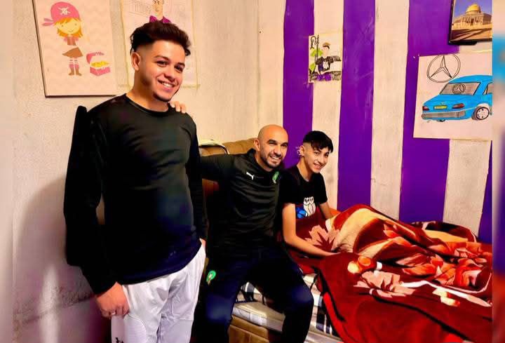 الركراكي يزور مشجعاً لاتحاد طنجة بعد خضوعه لعملية جراحية أسفرت عن بتر ساقه