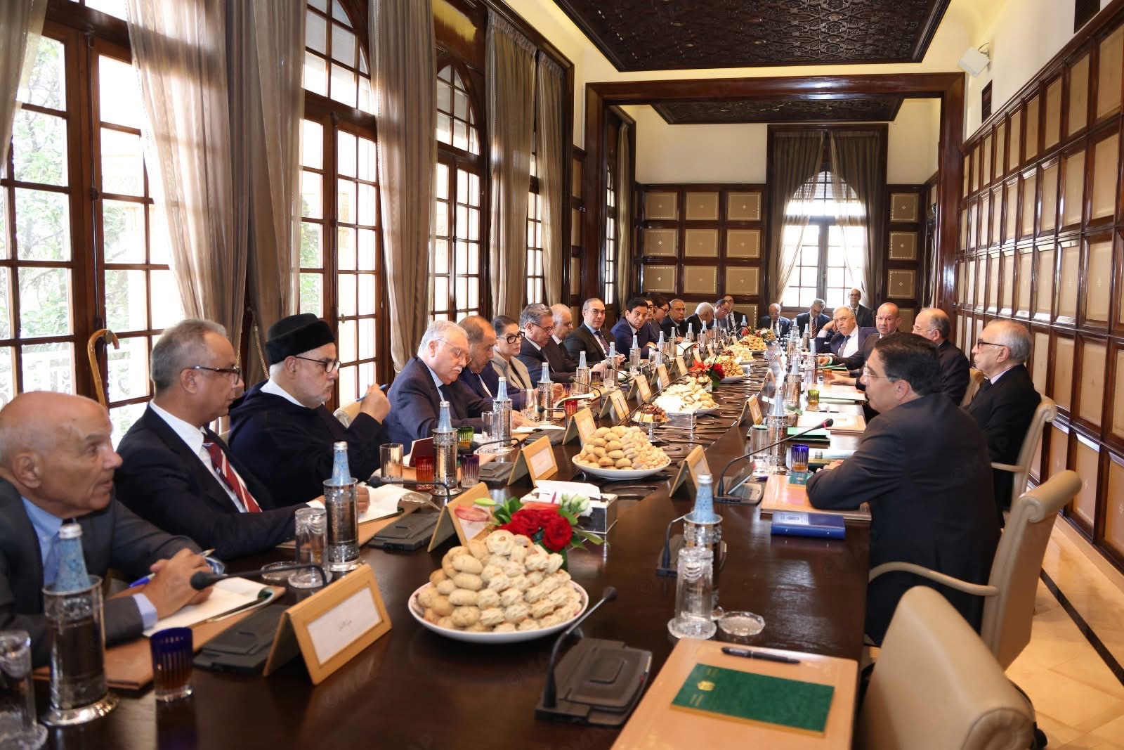 الديوان الملكي: مستشارو الملك محمد السادس عقدوا اجتماعا مع زعماء الأحزاب المُمَثلة بمجلسي البرلمان لتحيين وتفصيل مبادرة الحكم الذاتي