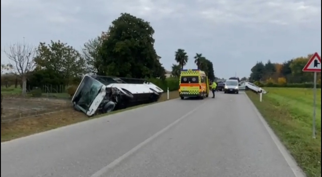  مهاجر مغربي ينقذ خمسين تلميذا من الموت في إيطاليا بعد حادث مروّع بين حافلة وسيارة يقودها مسن  