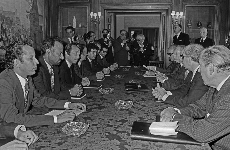  الإسبان "يُنقبون" في اتفاق مدريد 1975 عن امتيازاتٍ في الصيد البحري والمعادن.. هل تتطلع حكومة سانشيز للمصالح الاقتصادية بالصحراء قبل مفاوضات "الحكم الذاتي" المتوقعة؟ 