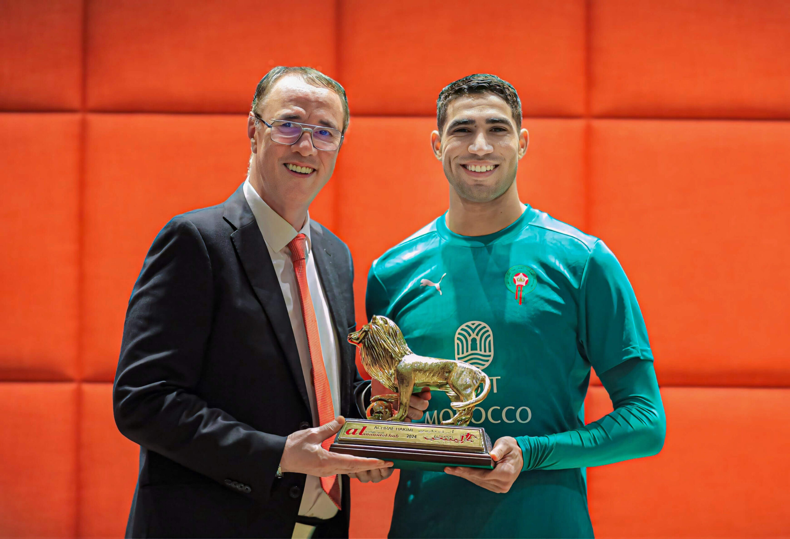 قبل جوائز الكاف.. حكيمي يتوج بجائزة "الأسد الذهبي 2025"