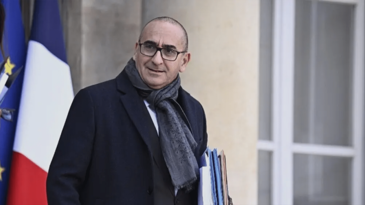  وزير الداخلية الفرنسي يعلن انطلاق مشاورات مع الجزائر لإعادة تفعيل الترحيل ويؤكد مراجعة اتفاق الهجرة لسنة 1968 