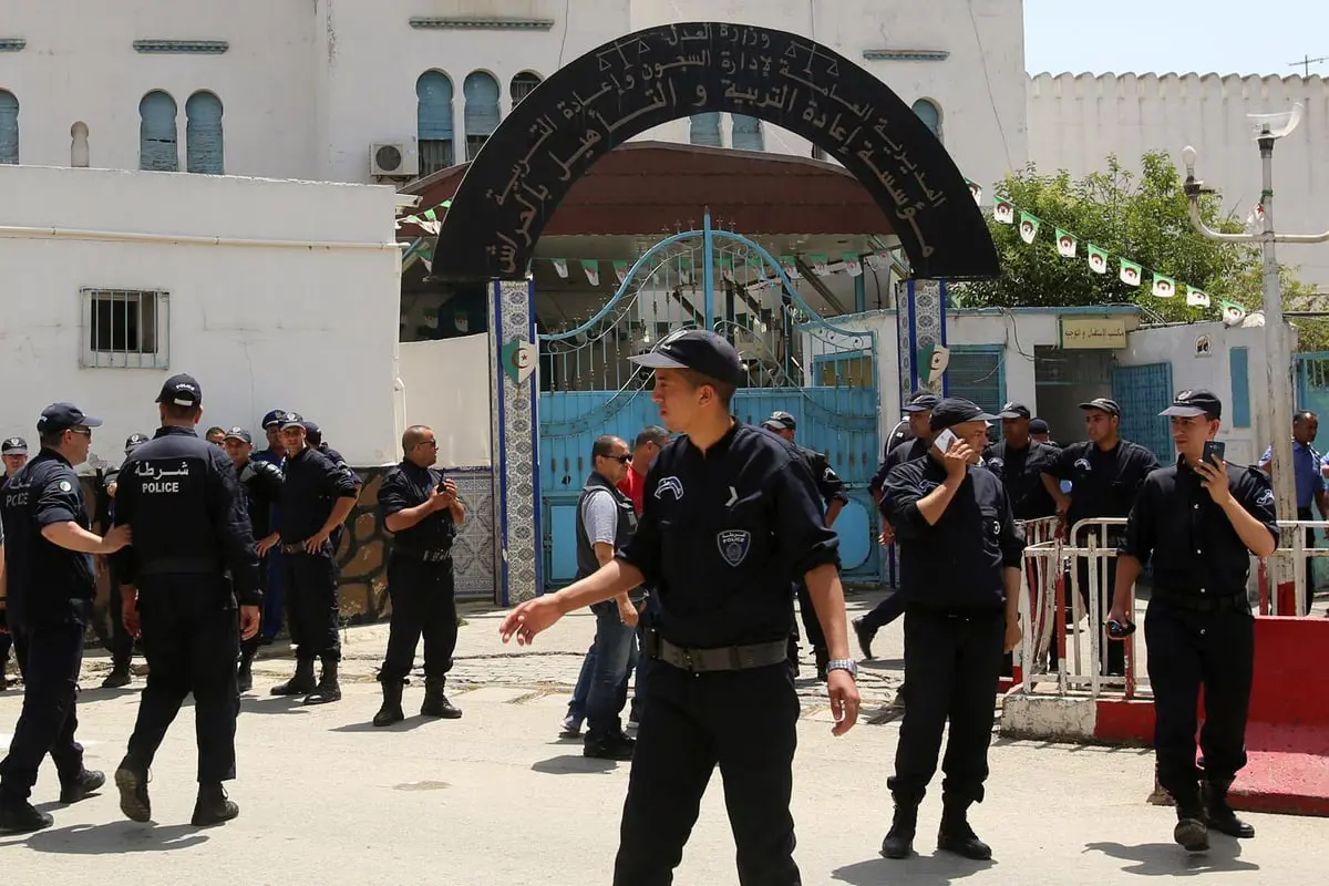 الجزائر تُسلّم 25 معتقلا مغربيًا عبر المعبر الحدود "زوج بغال" كانوا في سجونها بتهم "مُضخمة".. ومصير مجهول لأكثر من 550 آخرين