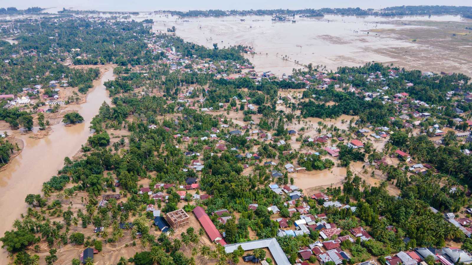  كارثة الفيضانات تودي بحياة أكثر من 1000 شخص في إندونيسيا وسريلانكا وتايلاند 