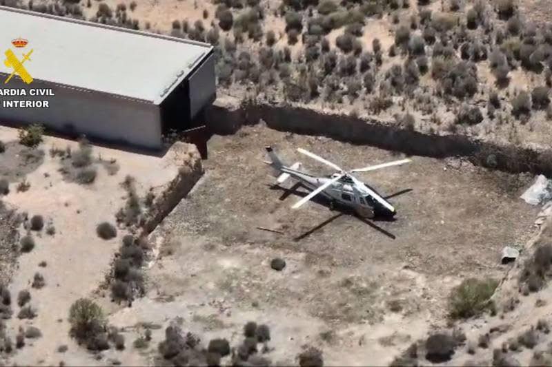 السلطات الإسبانية بتنسيق مع الدرك الملكي تفكك شبكة دولية لتهريب الحشيش من المغرب عبر مروحيات وتضبط أسلحة وأموال ومركبات