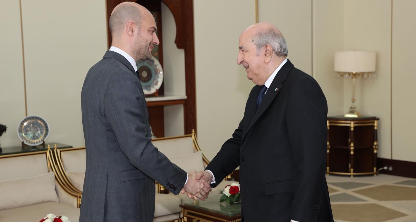  التوتر يتفاقم بين البلدين.. الجزائر تُقر قانون يُجرم الاستعمار الفرنسي وباريس تعتبر الخطوة "عدائية" 