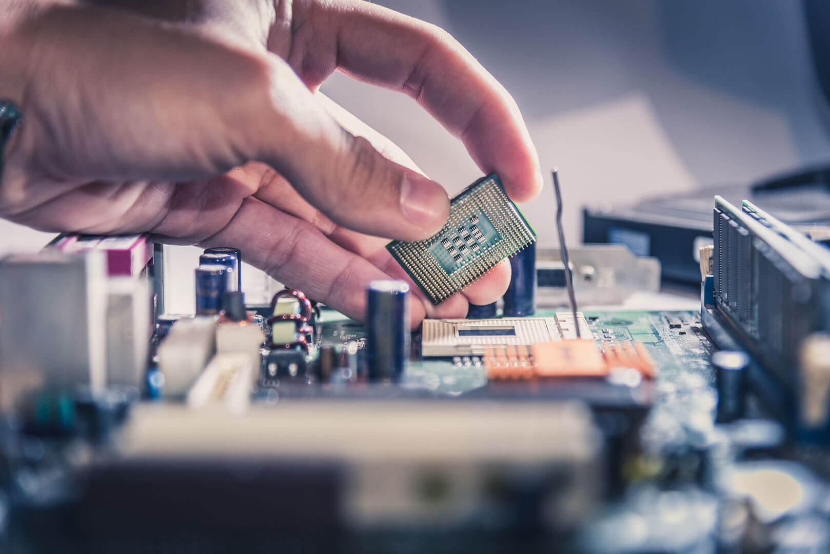 تُستخدم في الرقائق الإلكترونية.. الولايات المتحدة تدعم مشروعا في المغرب لإنتاج الـ"بوليسيليكون" لتفادي الاعتماد على الصين