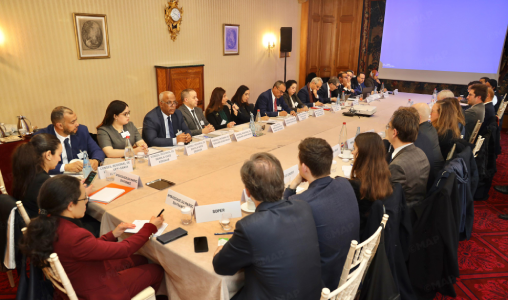  وفد من جهات الصحراء الثلاث يعقد لقاء بباريس مع "حركة مقاولات فرنسا" للنهوض بالاستثمارات 