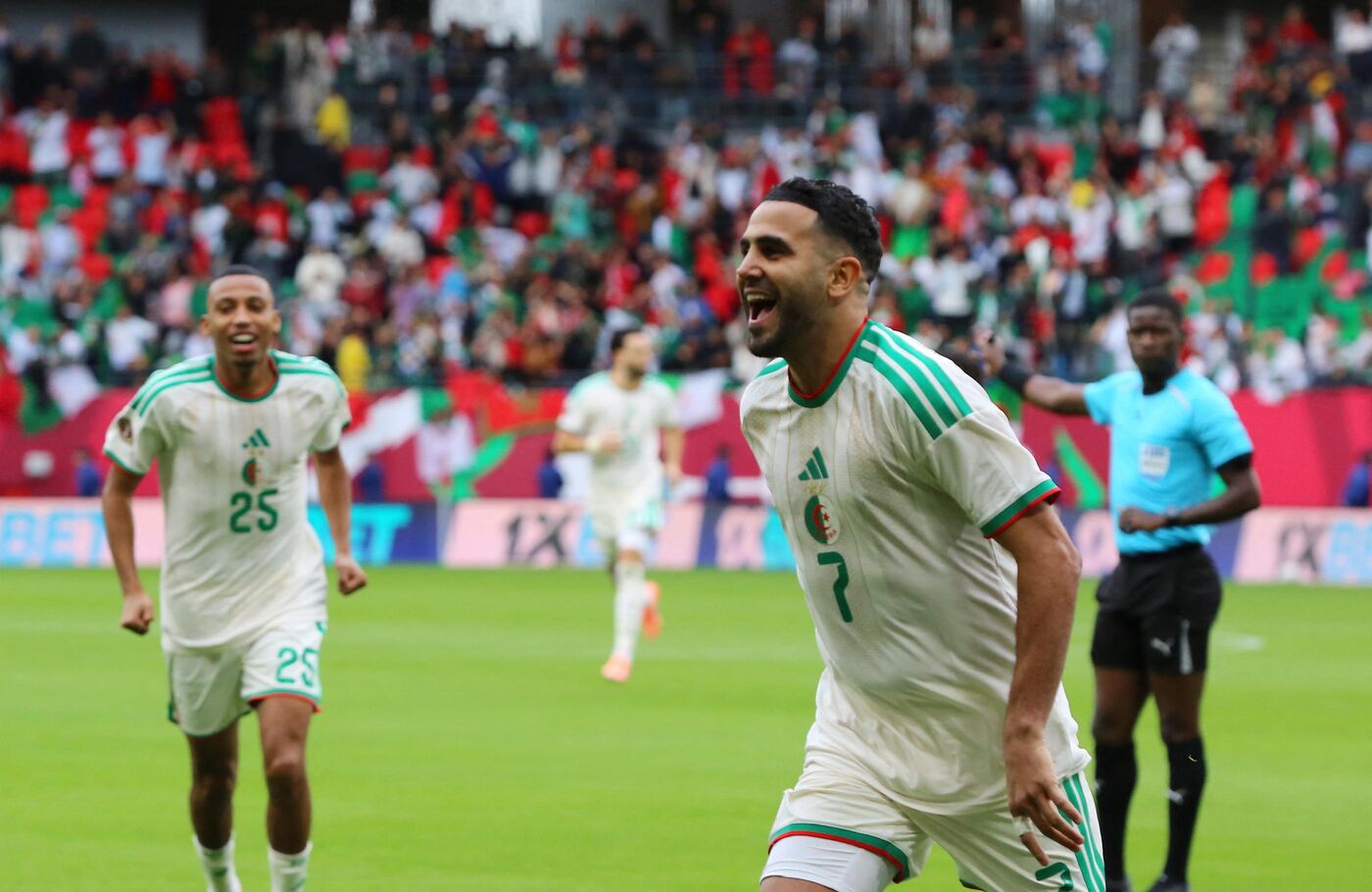  بضربة جزاء ستثير الكثير من الجدل.. منتخب الجزائر يتأهل لدور ثمن نهائي "الكان" بفوز على بوركنافاسو 