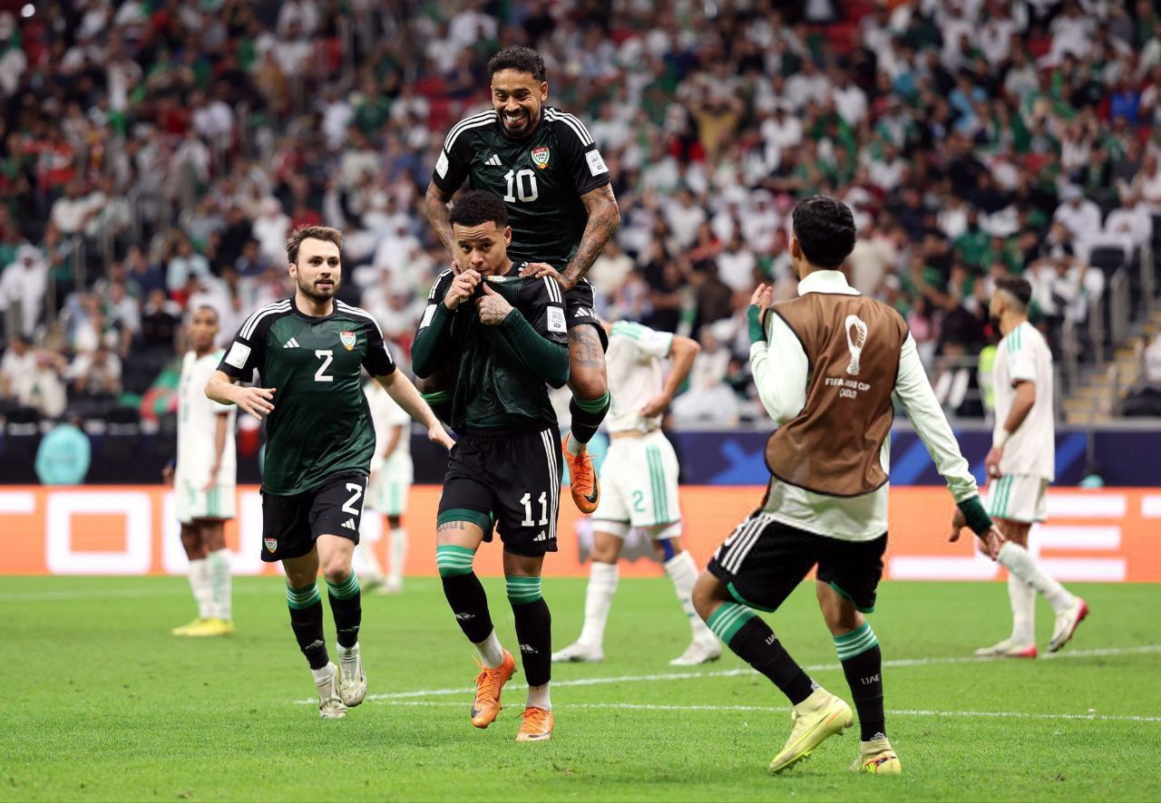 منتخب الإمارات يُقصي الجزائر من كأس العرب ويواجه المغرب في النصف