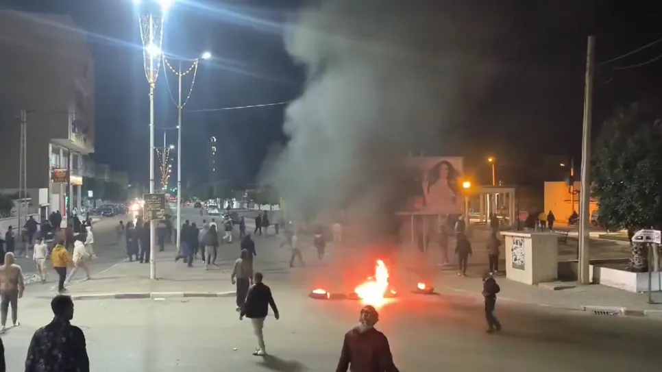 وفاة شخص خلال مطاردة أمنية تشعل القيروان وتَدَخُّل السلطات يُعمِّق التوتر في تونس