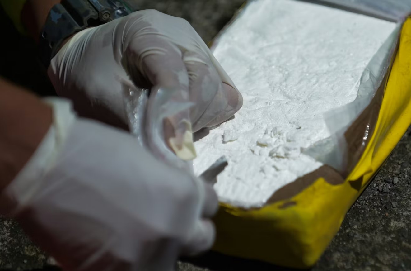 حجز أزيد من طُنين من الكوكايين داخل شحنة فواكه بميناء الجزيرة الخضراء