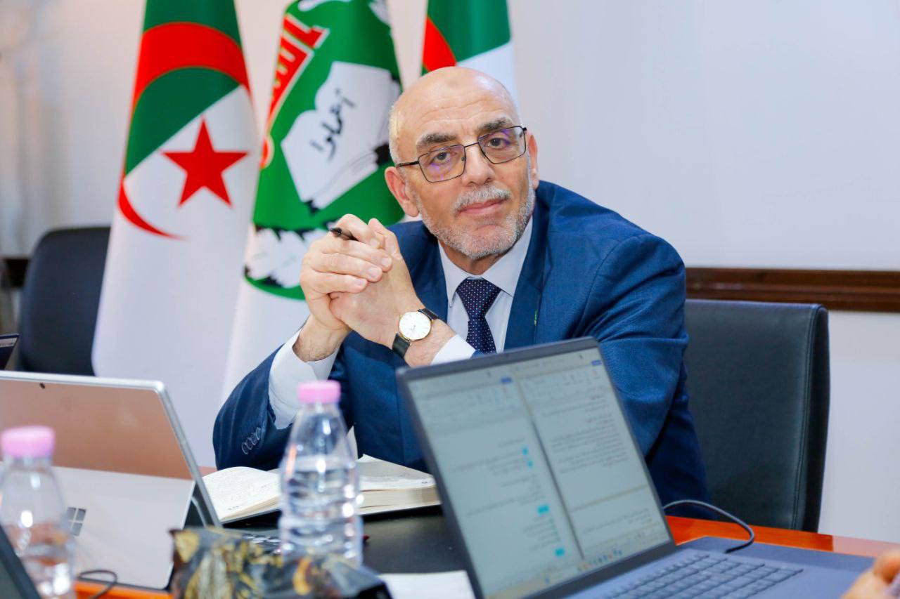 بعد أسبوعين من اجتماع قيادييها بـ"سفير" البوليساريو في الجزائر.. "حِمس" تُغير لهجةَ "الدفاع عن تقرير المصير" وتُهاجم "استقلال القبائل"