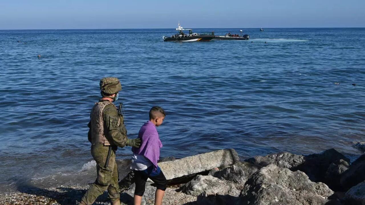 قاصرون وشبان يخاطرون بحياتهم قبالة الفنيدق في محاولات للوصول إلى سبتة
