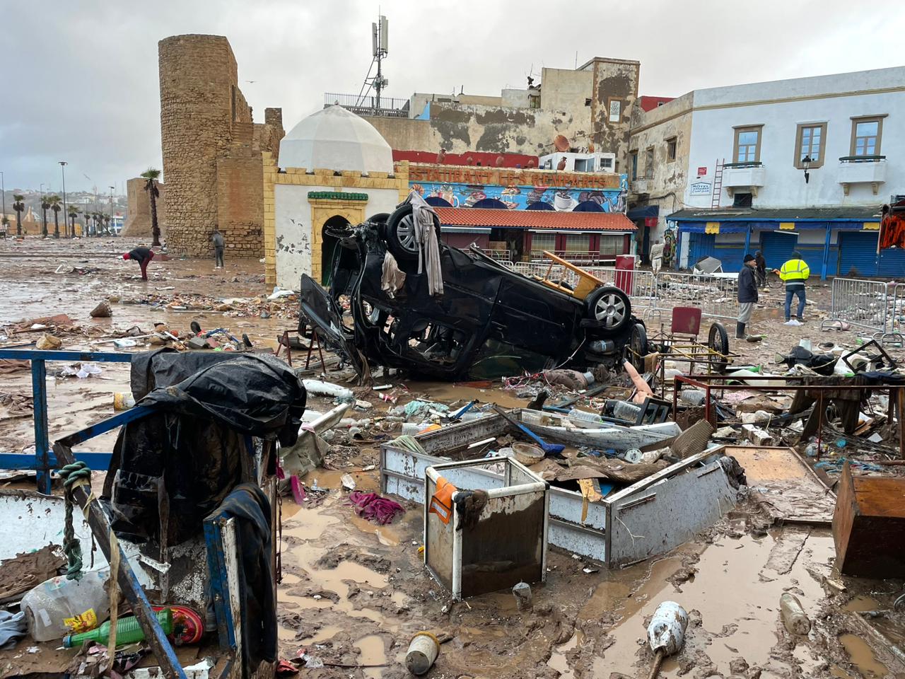 "لم نرَ أي إنقاذ في البداية".. أهالي آسفي يروون لـ "الصحيفة" تفاصيل "الليلة السوداء".. شباب ينقذون الناس بأيديهم ومدينة تُحاسِب صمتها بعد السيول