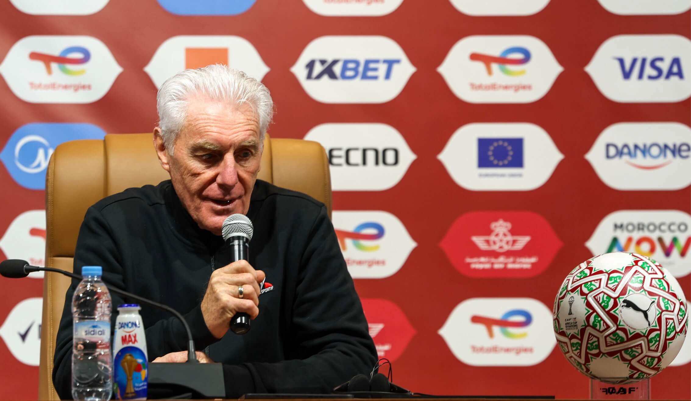  مدرب جنوب إفريقيا:  أجواء البطولة "باردة" وتفتقد لـ"روح كأس إفريقيا".. وهناك "سوء تنظيم" 