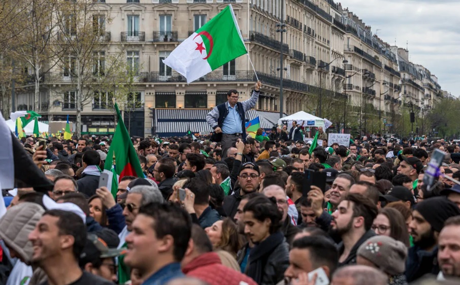 تناقضات الجزائر التي لا تنتهي.. تنظيم وقفة احتجاجية في باريس "ضد الانفصال" برفع الأعلام الجزائرية إلى جانب أعلام البوليساريو!