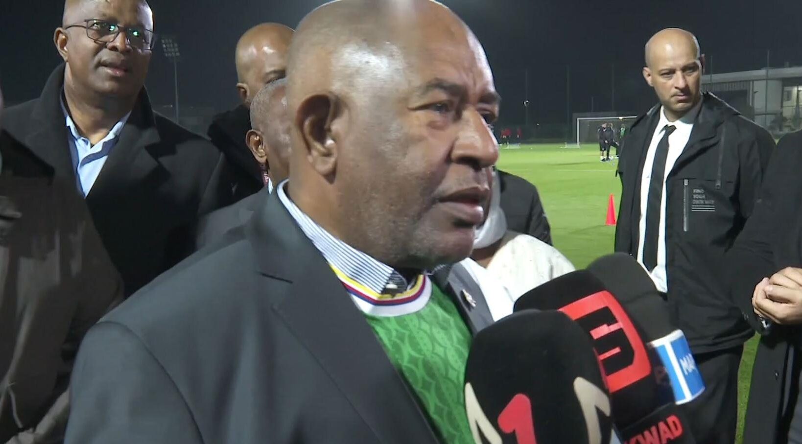  رئيس جزر القمر يؤازر منتخب بلاده ضد المغرب قبل المباراة الافتتاحية في كأس أمم إفريقيا 