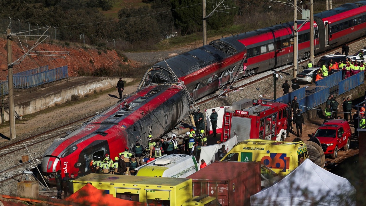  التحقيقات ترجح أن تشققات في السكة كانت وراء حادث قطارين بإسبانيا أدى لوفاة 45 شخصا 