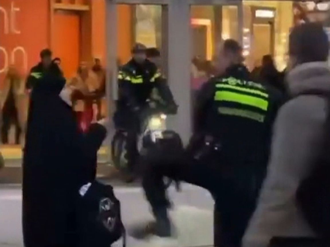 الشرطة الهولندية تحقق مع شرطي اعتدى على سيدتين مُحجبتين وسط الشارع