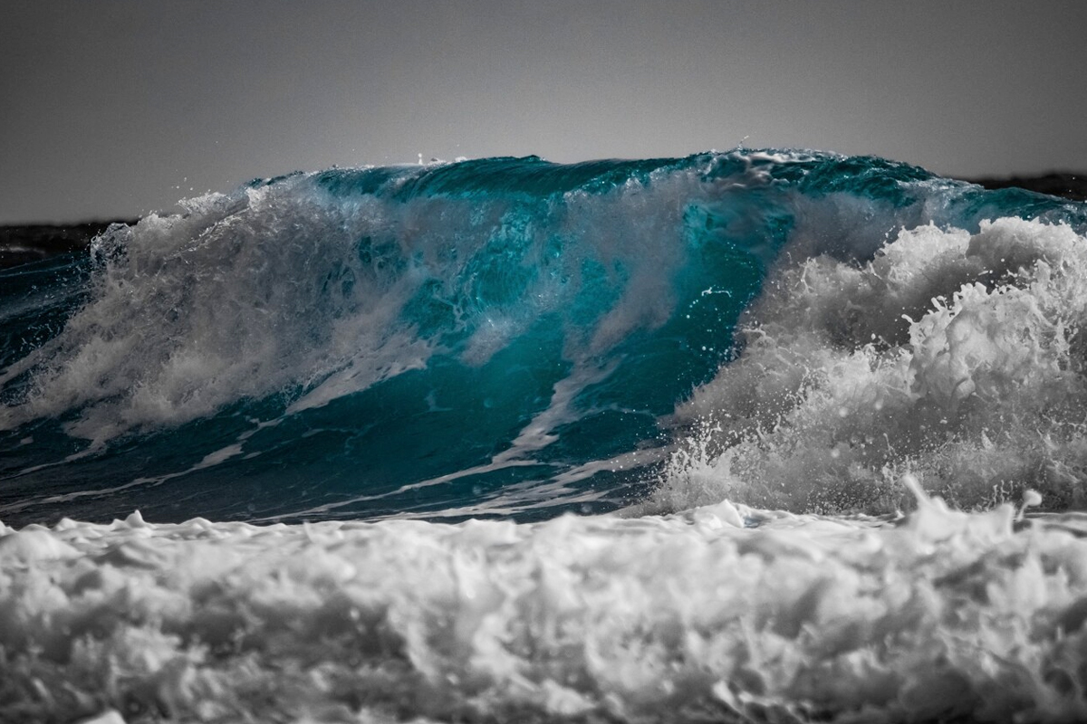  مديرية الأرصاد الجوية تحذر من أمواج بحرية عاتية ابتداء من يوم غد الأربعاء 