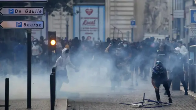  الداخلية الفرنسية تُعلن عن توقيف 12 جزائريا في أعمال شغب استهدفت الشرطة عقب خسارة الجزائر أمام نيجيريا 