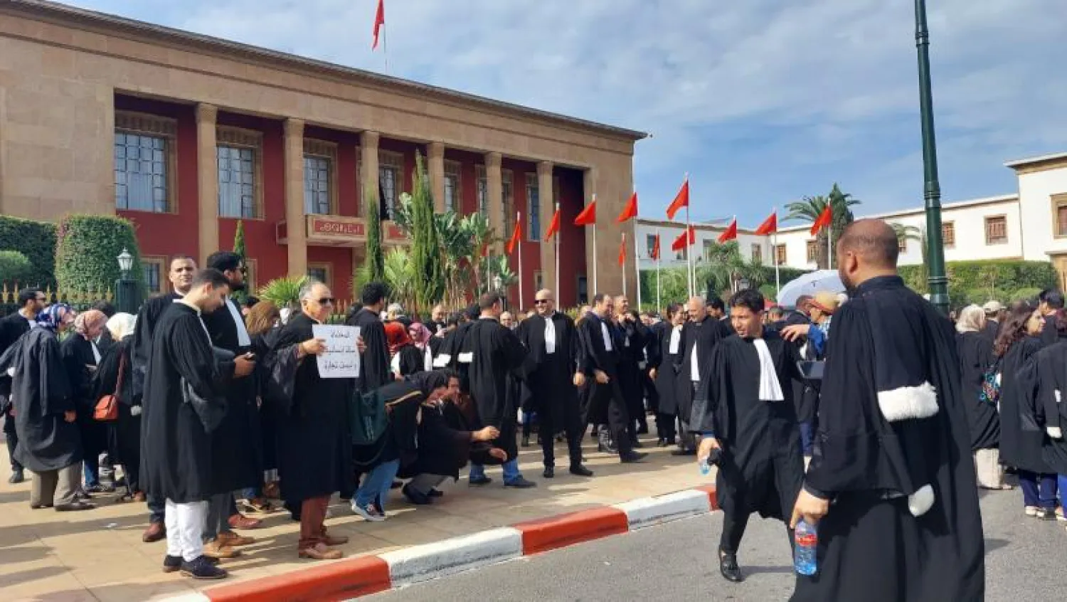  ستة أيام إضراب والتهديد بالتصعيد مَفتوح.. وهبي يواجه أخطر تمرد مهني للمحامين منذ سنوات 