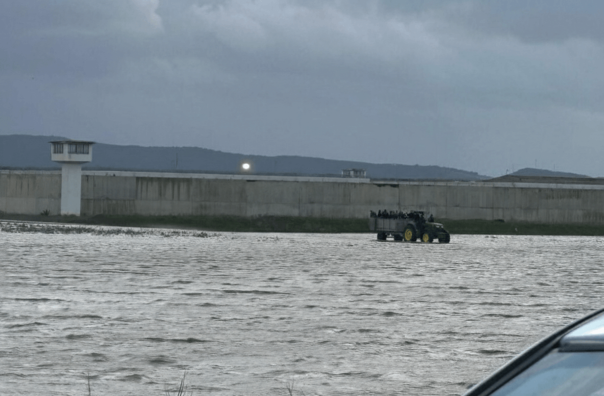  بعد تساقطات مطرية غزيرة.. المياه تحاصر سجن "طنجة 2" 