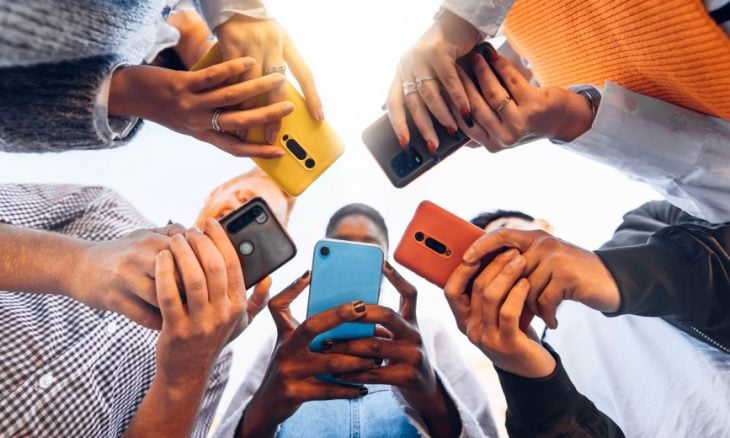  ماليزيا تعتزم تقييد استخدام المراهقين لمنصات التواصل الاجتماعي 