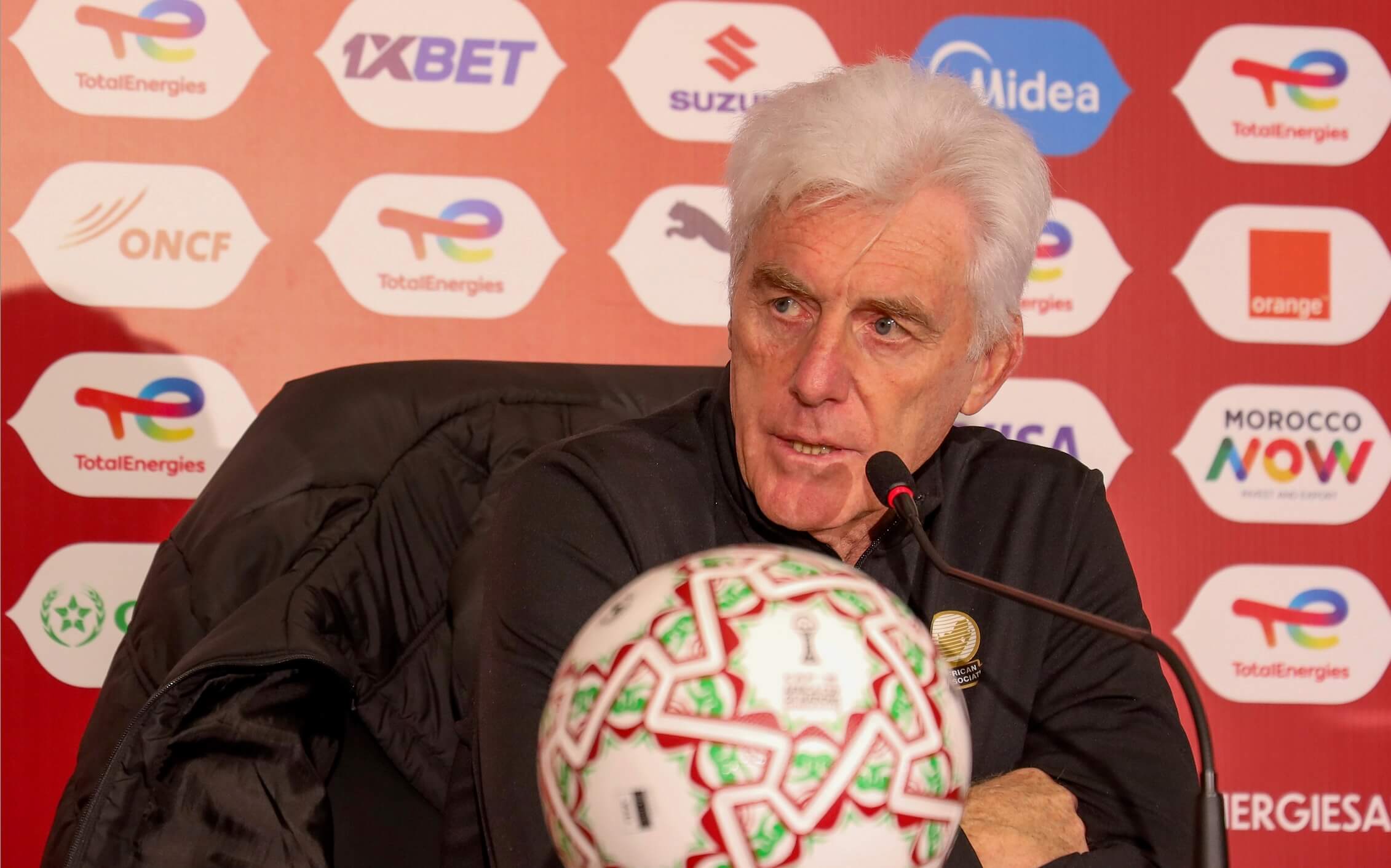 مُدرب جنوب إفريقيا: كيف للكاف أن تسمح بأن نتدرب في مركز تدريب المنتخب المغربي؟!