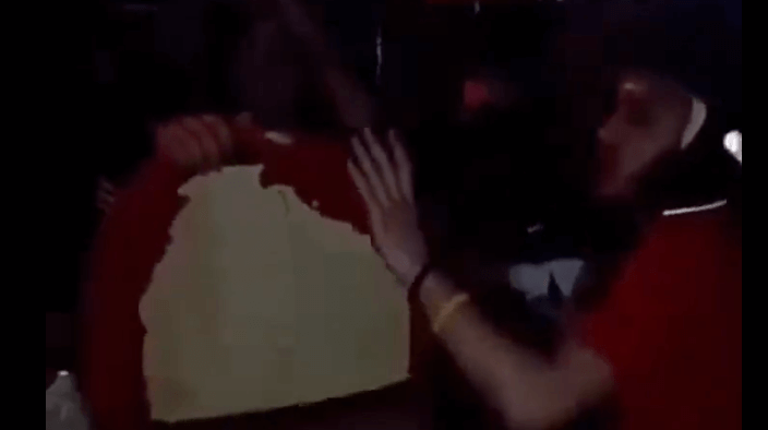  لحظات من الرعب.. جماهير مغربية داخل مقهى بالسنغال تتعرض لمحاولات اعتداء أثناء نهائي "الكان" 