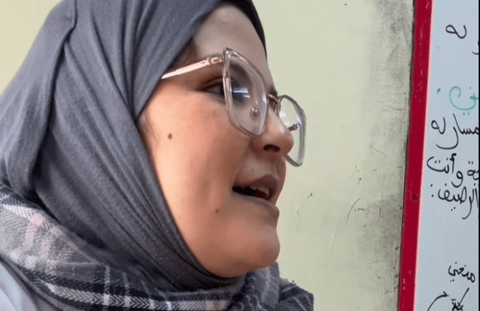  فيديو صادم لمعلمة في فصل دراسي بالجزائر تلقن تلاميذها عقيدة العداء للمغرب 