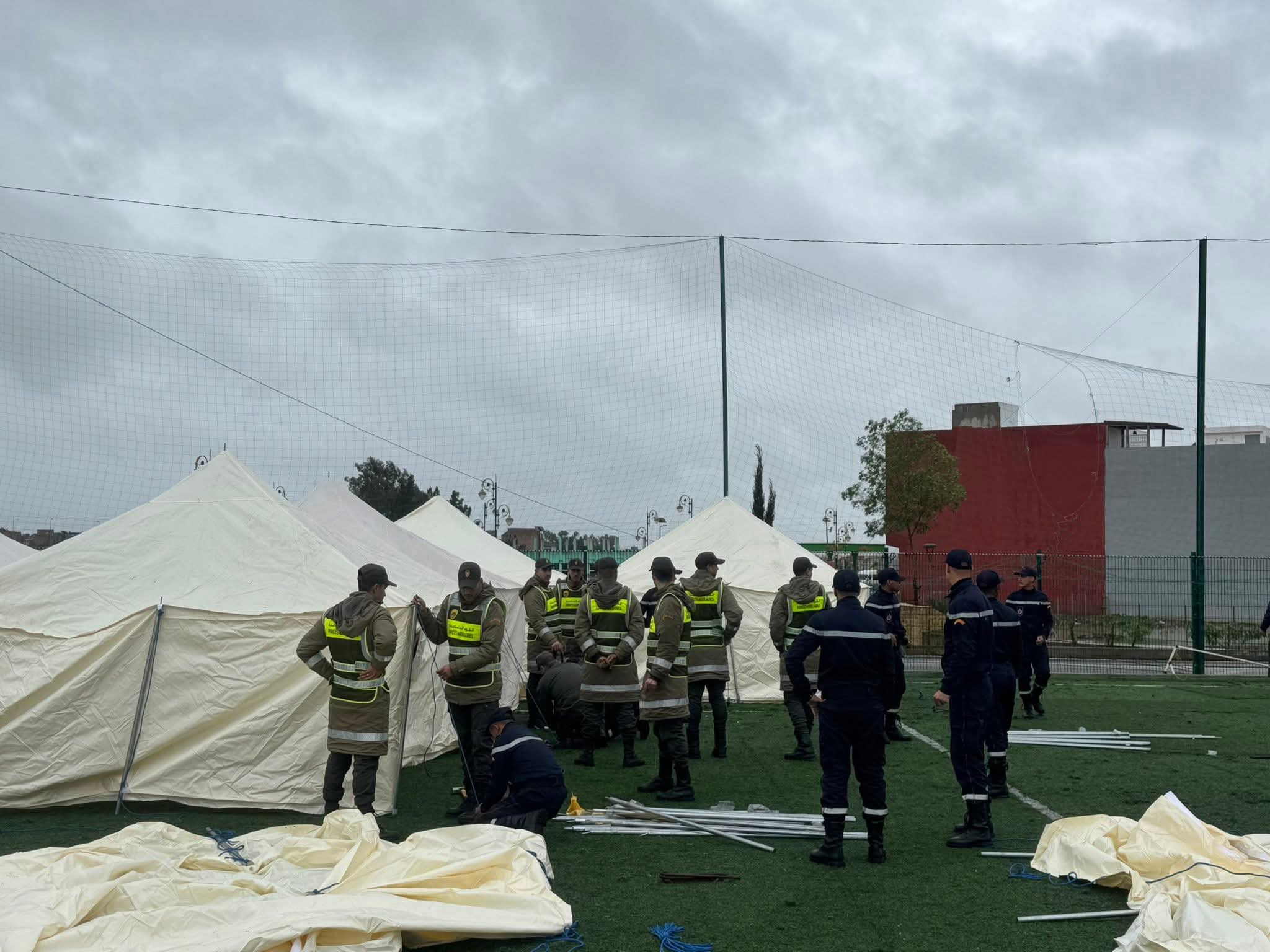  نصب خيام لإيواء المتضررين من فياضانات القصر الكبير 